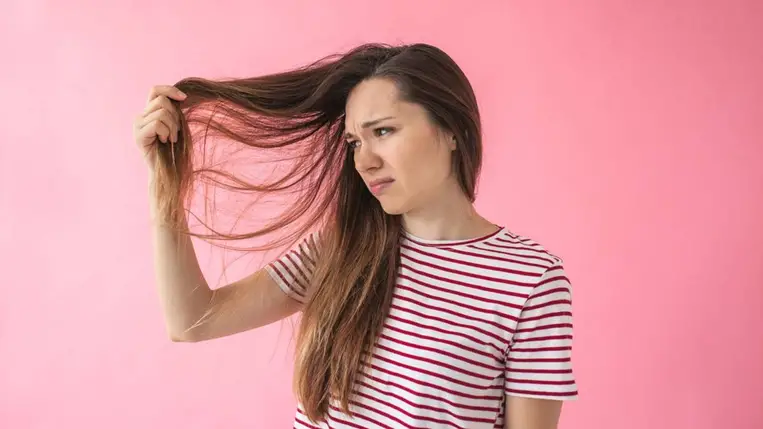 Zsíros tincsek, nem sokkal hajmosás után: 5 tipp, amivel véget vethetsz az ördögi körnek