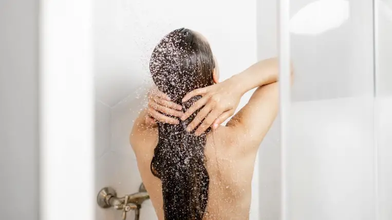 Megvan a válasz: a hideg vagy a meleg vizes zuhany a jobb?