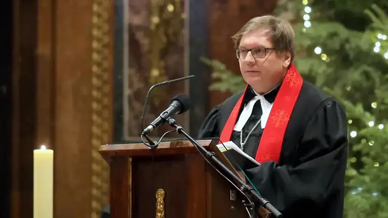 Fabiny Tamás kifejtette: az idei húsvétkor üresek a templomok, de Jézust nem lehet bezárni a templomba, ahogy magáról mondta Máté evangéliumában, ő a "templomnál is nagyobb"