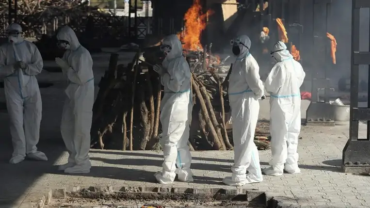 Koronavírus: Több kilométeren át cipelte felesége holttestét a gyászoló férj