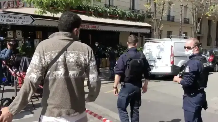 Kivégzés Párizsban – a csuklyás motoros többször fejbe lőtte a földön fekvő férfit