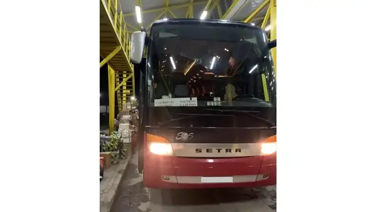 Hamis okmányokkal rendelkező személyszállító autóbuszt fedeztek fel Csapon