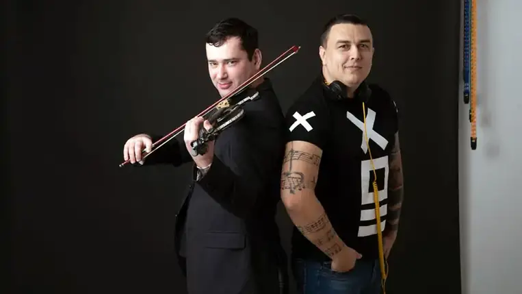 A Bátyúban élő Valla Miklós már több mint húsz éve űzi a DJ szakmát. A közelmúltban egy hegedűs is csatlakozott hozzá, formációjuk igazi különlegességnek hat.