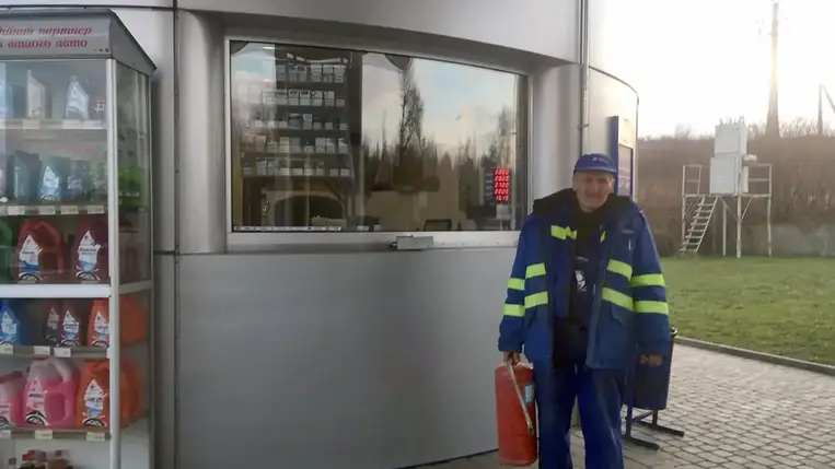 Egy benzinkút munkatársa oltotta el az autóban keletkezett tüzet Kárpátalján
