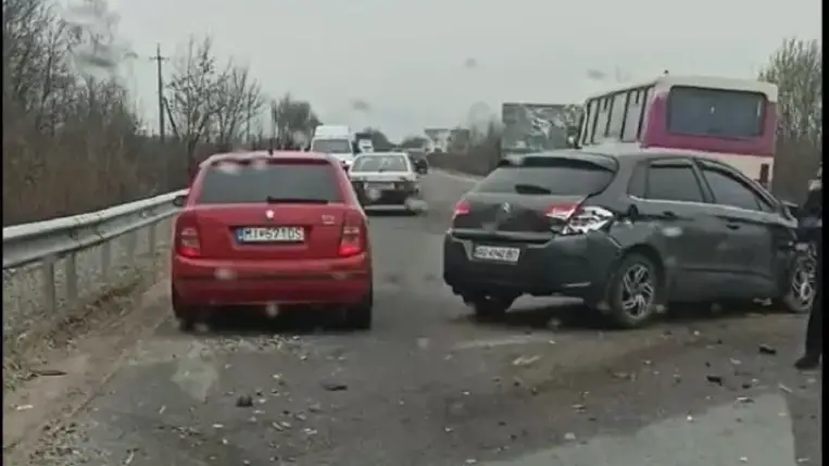 Menetrend szerinti autóbusszal ütközött egy gépkocsi Kárpátalján