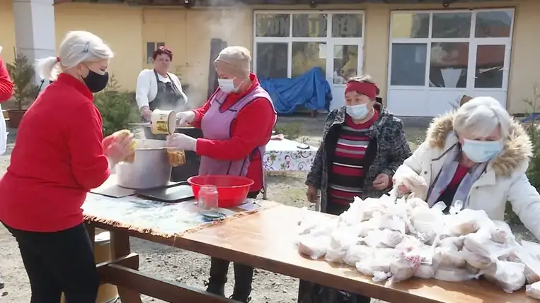 A Kárpátaljai Református Egyház Diakóniai Központja és a Beregszászi Szent Anna Karitász egész évben gondot visel az elesettekről, a nélkülözőkről. A Kárpátaljai Református Egyház Diakóniai Központja és a Beregszászi Szent Anna Karitász egész évben gondot visel az elesettekről, a nélkülözőkről.