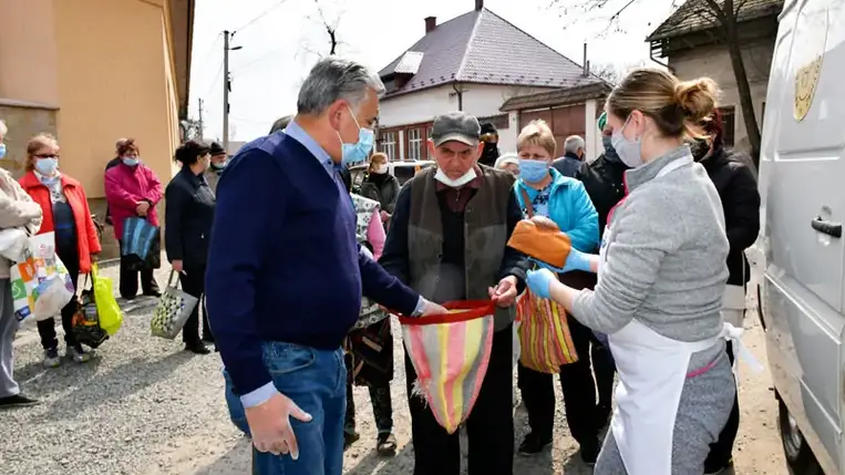 A Kárpátaljai Református Egyház Diakóniai Központja és a Beregszászi Szent Anna Karitász egész évben gondot visel az elesettekről, a nélkülözőkről.
