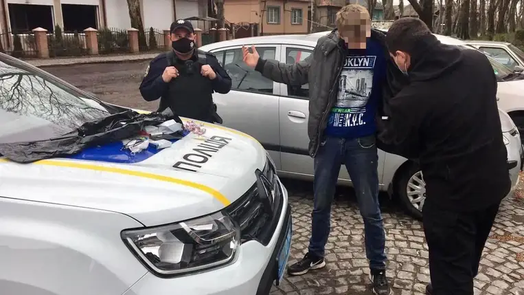  A járőrök egy "Munkács 10 g" feliratú műanyag zacskót találtak egy gyanúsan viselkedő fiatalembernél, amelyben amfetaminra hasonlító anyag volt. Fotó: Megyei Rendőrség