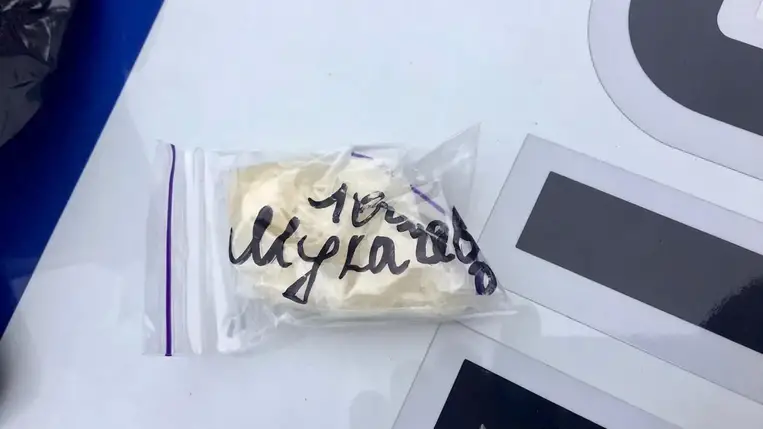 A járőrök egy "Munkács 10 g" feliratú műanyag zacskót találtak egy gyanúsan viselkedő fiatalembernél, amelyben amfetaminra hasonlító anyag volt. Fotó: Megyei Rendőrség