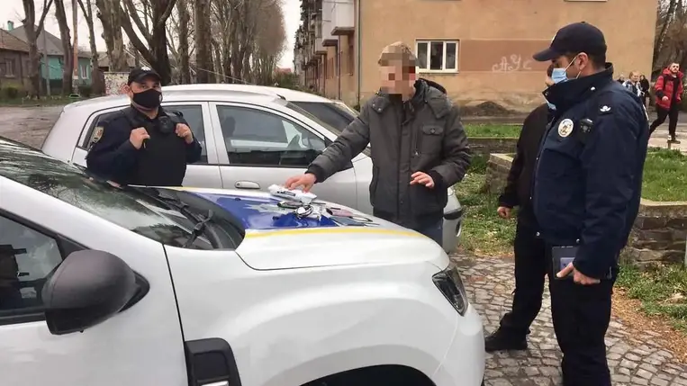 A járőrök egy "Munkács 10 g" feliratú műanyag zacskót találtak egy gyanúsan viselkedő fiatalembernél, amelyben amfetaminra hasonlító anyag volt. Fotó: Megyei Rendőrség