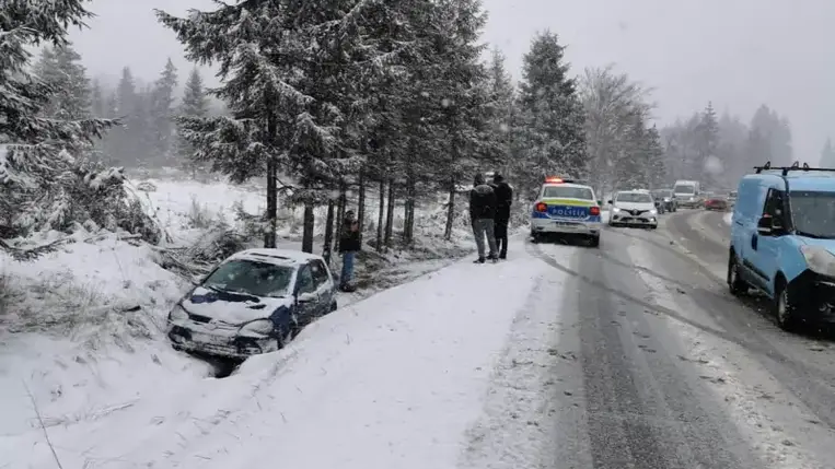 Komoly fennakadásokat okoz a hajnalban kezdődött havazás Erdélyben