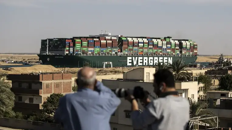 A Szuezi-csatornán kialakult hatnapos dugó kiugró környezetszennyezést okozott