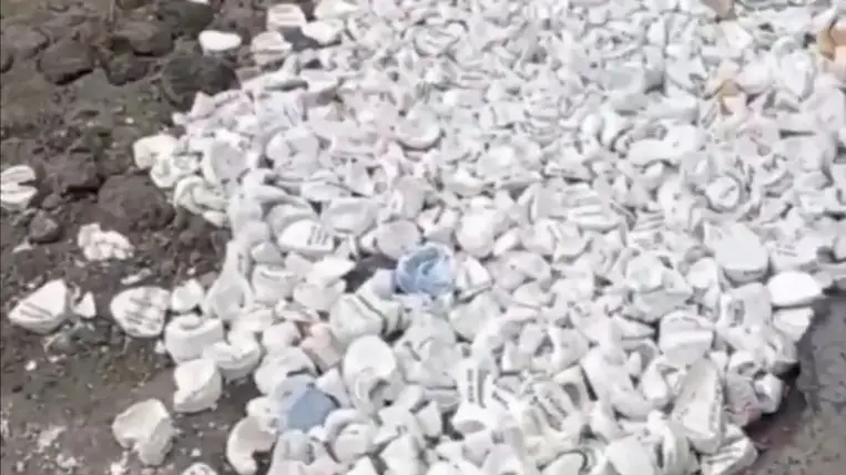 Fogsor gipszlenyomataival szórtak be egy kátyút Zaporizzsjában (Video)