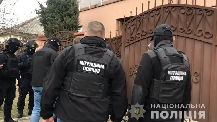 Erőszakkal tartotta fogva a külföldieket egy férfi Kárpátalján