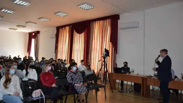 A II. Rákóczi Ferenc Kárpátaljai Magyar Főiskolán több tanszék összefogásával bő tíz esztendővel ezelőtt rendezték meg az első, a Föld napja alkalmából szervezett rendezvénysorozatot.