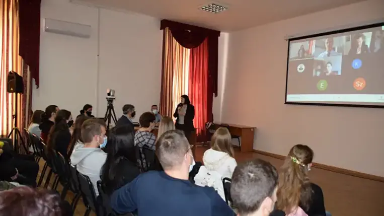 A II. Rákóczi Ferenc Kárpátaljai Magyar Főiskolán több tanszék összefogásával bő tíz esztendővel ezelőtt rendezték meg az első, a Föld napja alkalmából szervezett rendezvénysorozatot.