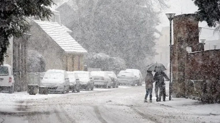 Horvátországban és Szlovéniában is komoly közlekedési fennakadásokat okozott a hóesés