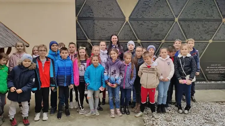 A magyar kormány 2000-ben nyilvánította április 16-át a holokauszt magyarországi áldozatainak emléknapjává.