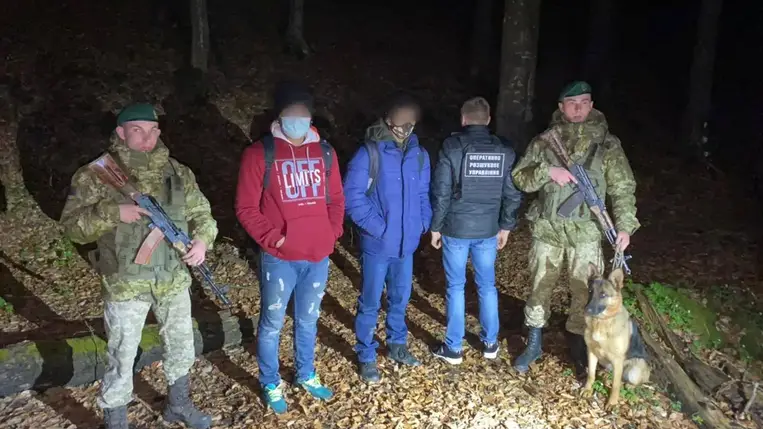 A határőrök okmányok nélküli férfiakat vettek őrizetbe a Terebesfejérpataki (Ділове, Rahói járás) közelében. 