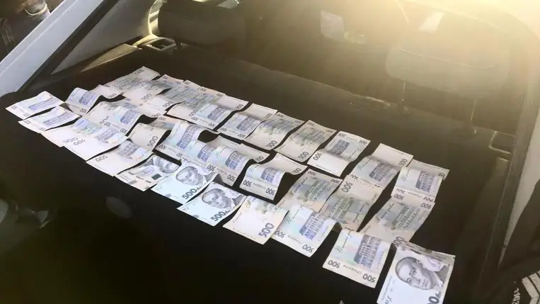 Egy ittas gépkocsivezető Kárpátalján 17 ezer hrivnya kenőpénzt ajánlott a rendőröknek, hogy megússza az ittas vezetésért járó büntetést. Akár négy év börtönbüntetést is kaphat.