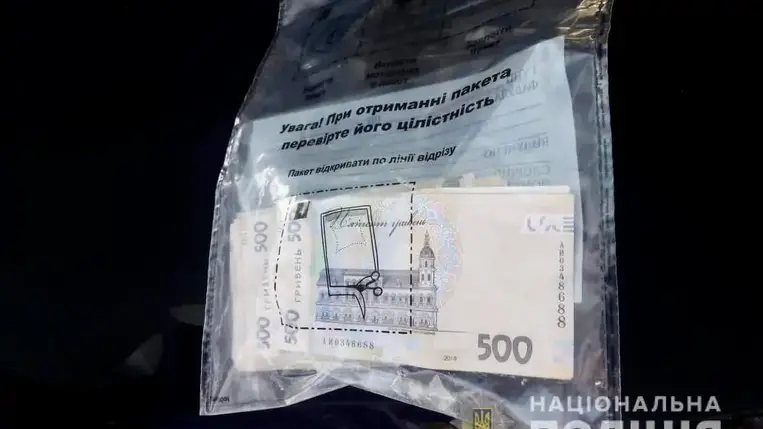 Egy ittas gépkocsivezető Kárpátalján 17 ezer hrivnya kenőpénzt ajánlott a rendőröknek, hogy megússza az ittas vezetésért járó büntetést. Akár négy év börtönbüntetést is kaphat.