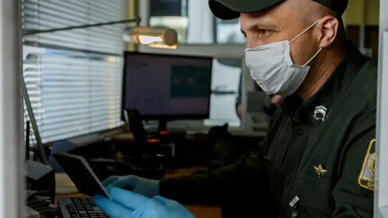 Magyarországra tartó kisbusz egyik utasának okmányainak ellenőrzésekor működésbe lépett a rendőrség adatbázisa.