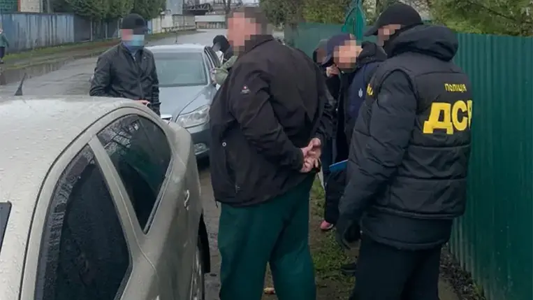 A fatermékek értékesítéséért a gyanúsított 2000 dollárt vagy egy ilyen értékű külföldi rendszámú autót követelt az „ügyfelétől”.