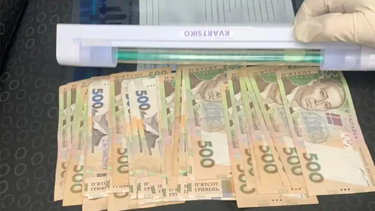 A fatermékek értékesítéséért a gyanúsított 2000 dollárt vagy egy ilyen értékű külföldi rendszámú autót követelt az „ügyfelétől”.