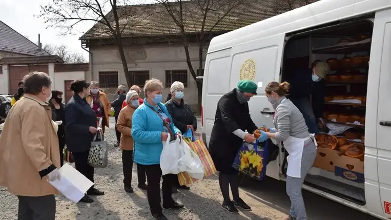 Gondoskodó szeretet - 240 húsvéti pászka a KRE Diakónia Központjától