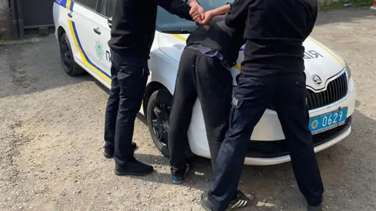 Őrizetbe vettek egy 20 éves tiszapéterfalvi fiatalembert, aki az ellopott tárgyakkal megpróbált elmenekülni.