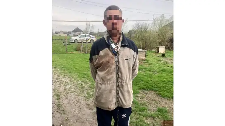 Láncra verte ismerősét egy férfi a beregszászi járási Bótrágyon