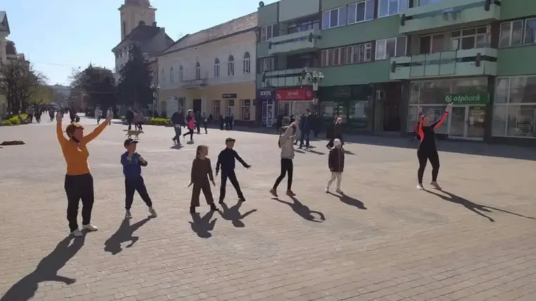 Beregszász központjában sor került az első nyílt reggeli tornára, amelyen részt vehetett bárki, akinek kedve volt hozzá. 