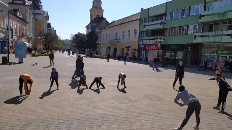 Beregszász központjában sor került az első nyílt reggeli tornára, amelyen részt vehetett bárki, akinek kedve volt hozzá.