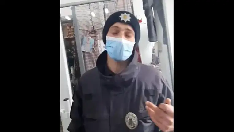 Egy ruhabolt tulajdonosa kidobta a karantént ellenőrző rendőröket üzletéből (Video)