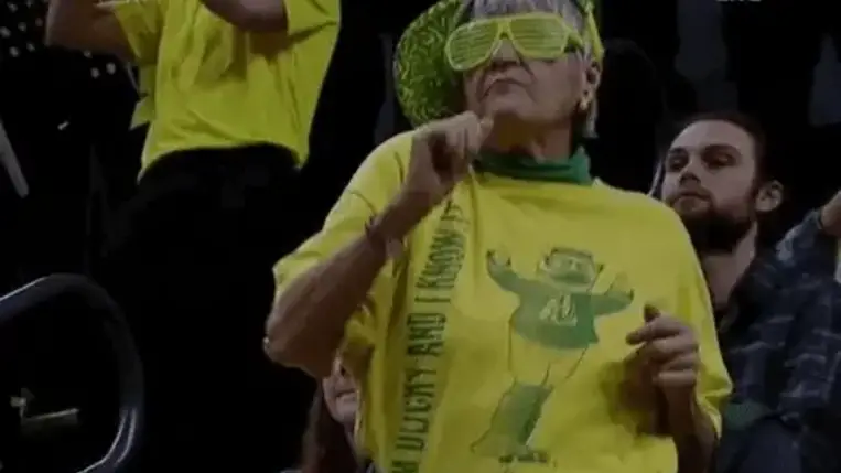 Illegális buliban járt egy 82 éves nagymama, a rendőrség vitte haza