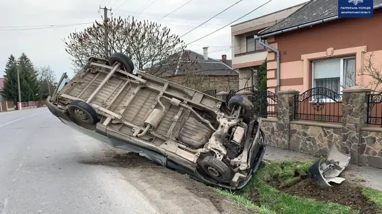 Árokba borult egy autó az ungvári járási Szürténél