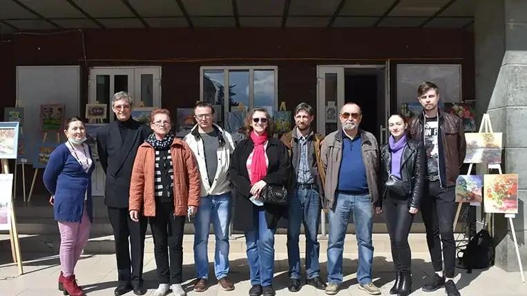 A Beregszászi Művelődési Ház dolgozói arra a következtetésre jutottak, hogy a Tavasz lehelete című kiállításukat ezúttal nem zárt térben, az intézmény előcsarnokában, hanem annak tágas bejárata előtt rendezik meg. 