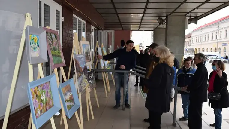A Beregszászi Művelődési Ház dolgozói arra a következtetésre jutottak, hogy a Tavasz lehelete című kiállításukat ezúttal nem zárt térben, az intézmény előcsarnokában, hanem annak tágas bejárata előtt rendezik meg.