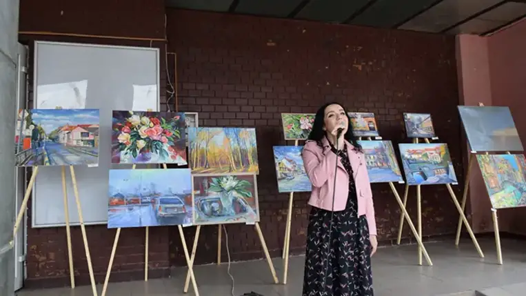 A Beregszászi Művelődési Ház dolgozói arra a következtetésre jutottak, hogy a Tavasz lehelete című kiállításukat ezúttal nem zárt térben, az intézmény előcsarnokában, hanem annak tágas bejárata előtt rendezik meg.