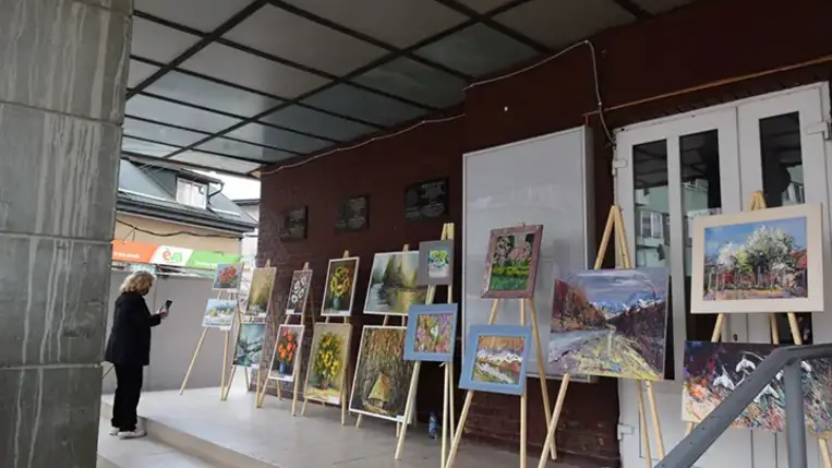 A Beregszászi Művelődési Ház dolgozói arra a következtetésre jutottak, hogy a Tavasz lehelete című kiállításukat ezúttal nem zárt térben, az intézmény előcsarnokában, hanem annak tágas bejárata előtt rendezik meg.