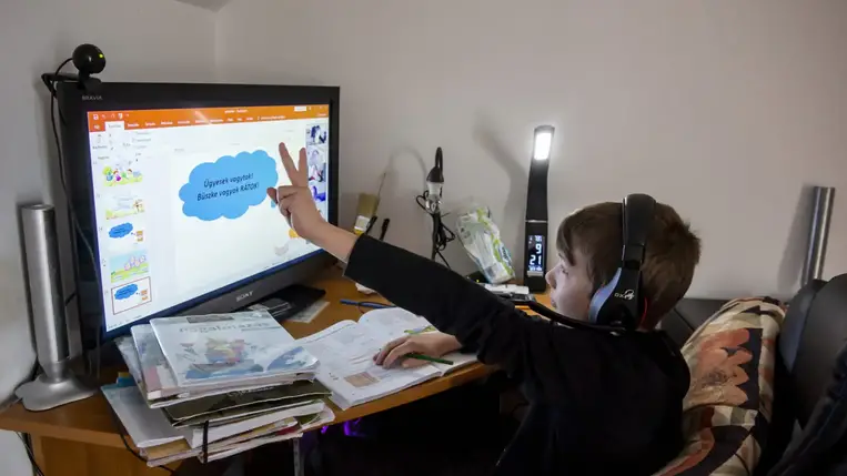 A magasszintű távoktatás ellenére az alsótagozatos diákok egy tanévben elért átlagos fejlődésük egyötödét veszítették el.