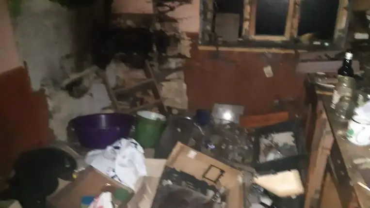 A házban megtalálták az eszméletlen háztulajdonost, akinek az életét a kiérkező orvosok sajnos már nem tudták megmenteni.