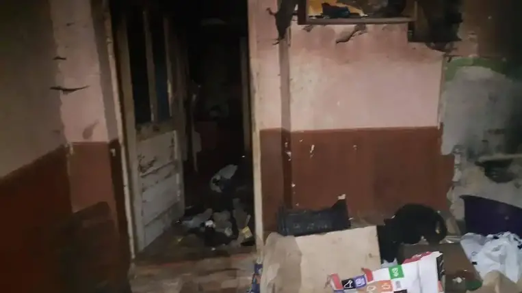 A házban megtalálták az eszméletlen háztulajdonost, akinek az életét a kiérkező orvosok sajnos már nem tudták megmenteni.