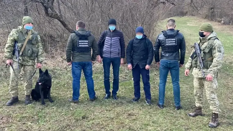 Két üzbég állampolgár megkerülve az ellenőrző pontokat akart átjutni az ukrán-szlovák határon. Fotó: Facebook bejegyzés