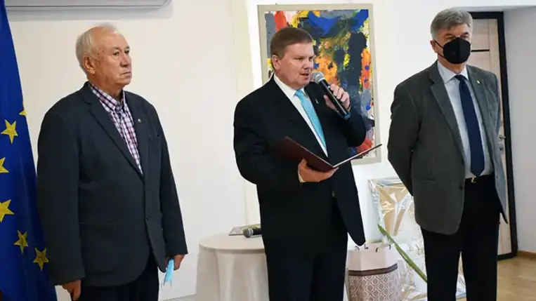 A külügyi képviselet irányítói, barátok, pályatársak, munkatársak és a sajtó képviselői köszöntötték a hetvenedik születésnapját a közelmúltban ünneplő, idén Kossuth-díjjal kitüntetett Vári Fábián László költőt, prózaírót, néprajzkutatót. 