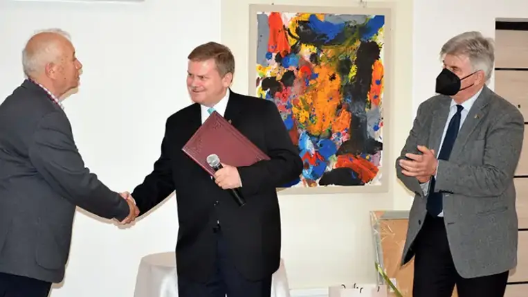 A külügyi képviselet irányítói, barátok, pályatársak, munkatársak és a sajtó képviselői köszöntötték a hetvenedik születésnapját a közelmúltban ünneplő, idén Kossuth-díjjal kitüntetett Vári Fábián László költőt, prózaírót, néprajzkutatót.