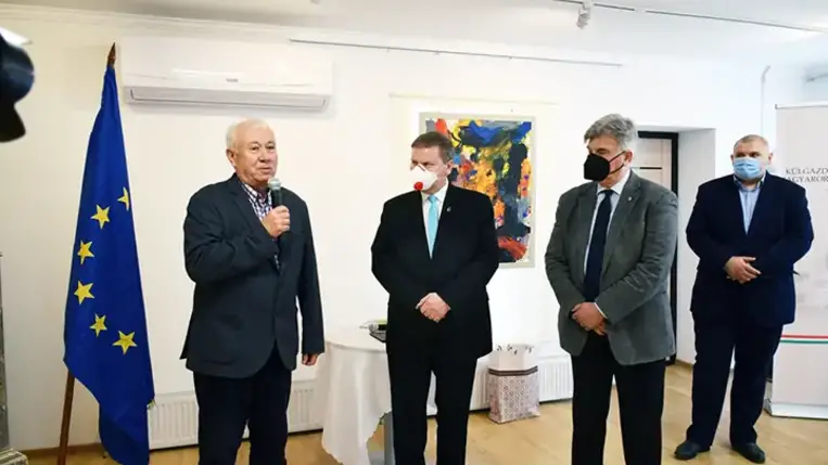 A külügyi képviselet irányítói, barátok, pályatársak, munkatársak és a sajtó képviselői köszöntötték a hetvenedik születésnapját a közelmúltban ünneplő, idén Kossuth-díjjal kitüntetett Vári Fábián László költőt, prózaírót, néprajzkutatót.