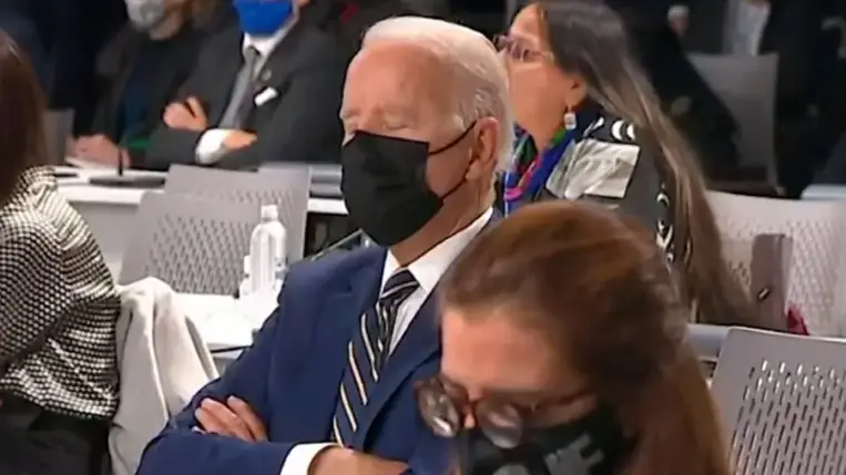 Biden megint elbóbiskolt, ezúttal a klímacsúcson