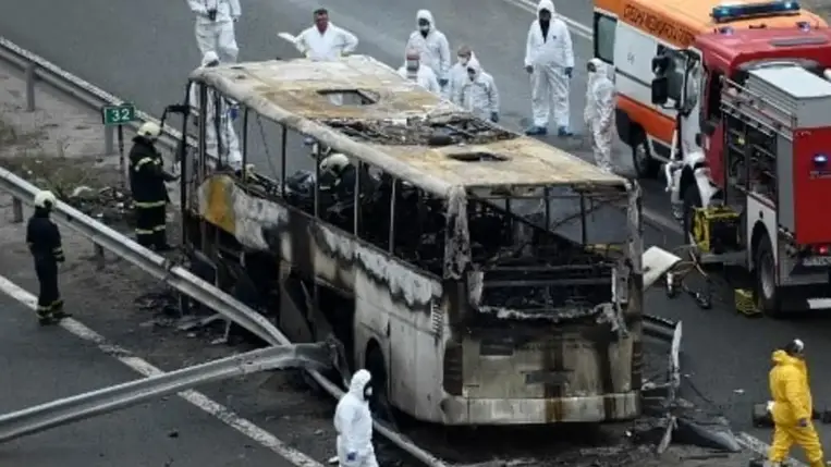 Bulgáriai buszbaleset: a túlélők kitörték az ablakokat, mielőtt elérték volna őket a lángok