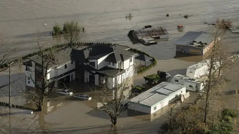 Kanadában 18 ezer ember zártak el az áradások a külvilágtól